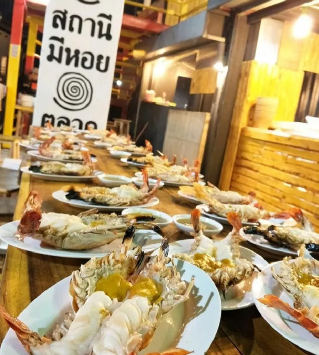 泰国餐厅招了一批猛男做服务员,穿着亮瞎双眼 - 51虹马 泰国餐厅招了一批猛男做服务员,穿着亮瞎双眼 - 51虹马