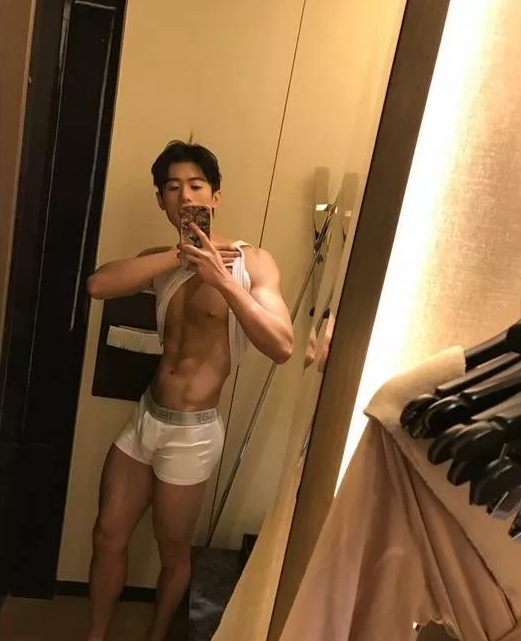 露肉视频男主浴室自.扒 性感帅哥玩刺激 - 51虹马