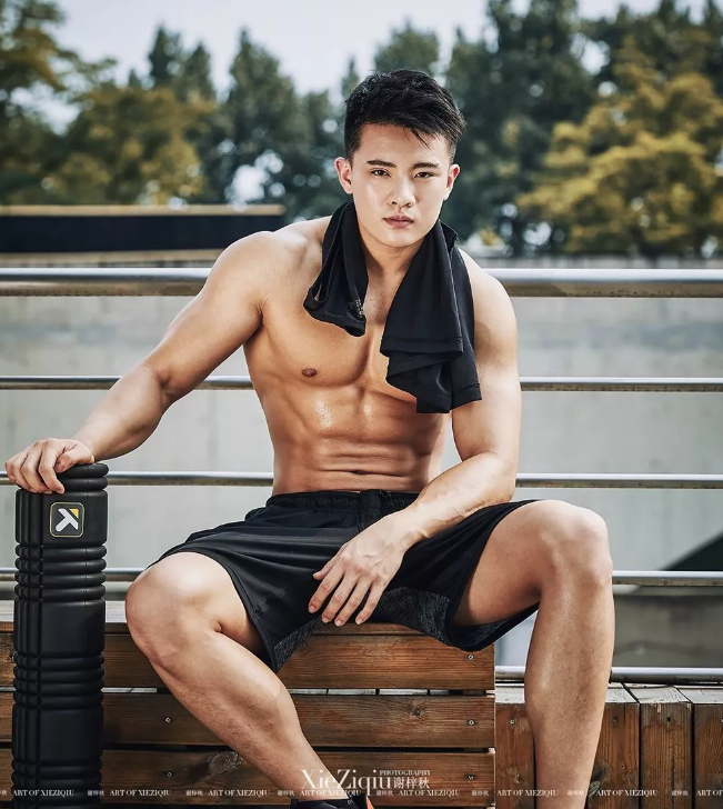 健身私教拍性感写真发饱满裤裤照吸引学员？ - 51虹马