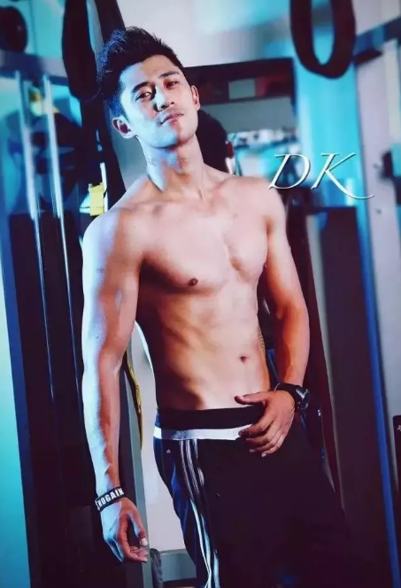 新生男模，雄性荷尔蒙爆棚 确定不来舔一波屏么？ - 51虹马