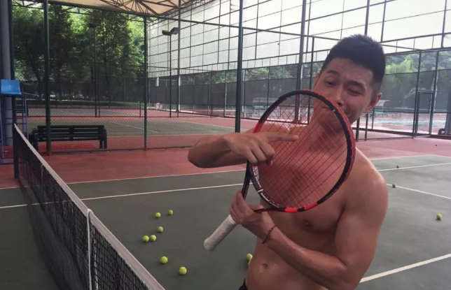 捕获一枚赤身打网球的肌肉男！看得好热 - 51虹马