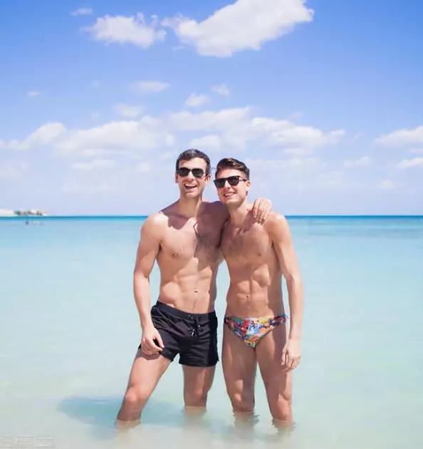 花样滑冰运动帅哥求婚帅男友成功了，好幸福！ - 51虹马