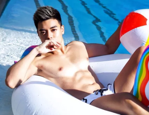 看点∣大胸长腿筋肉男下海晒好肉，这个前凸后翘的泳裤帅哥有亮点哦！ - 51虹马