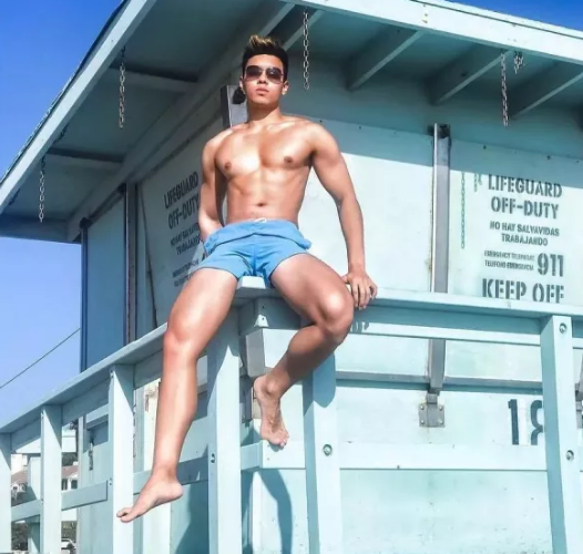 看点∣大胸长腿筋肉男下海晒好肉，这个前凸后翘的泳裤帅哥有亮点哦！ - 51虹马