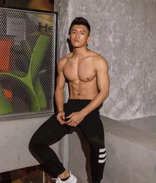 广州​体院网红私教，早期L裸照被扒出 - 51虹马