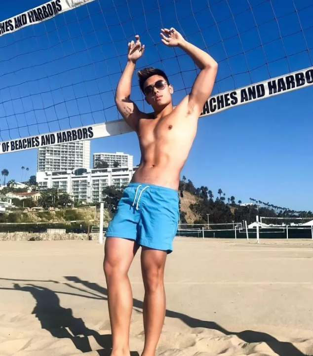 看点∣大胸长腿筋肉男下海晒好肉，这个前凸后翘的泳裤帅哥有亮点哦！ - 51虹马