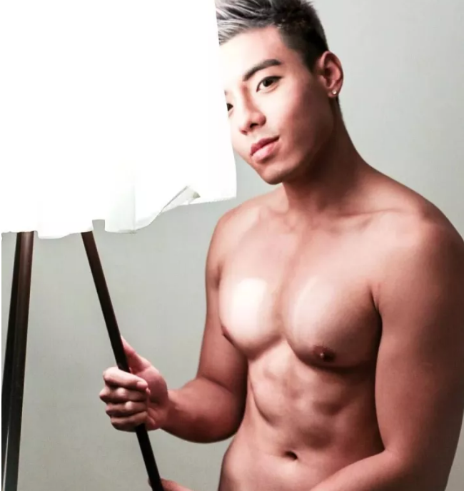 看点∣大胸长腿筋肉男下海晒好肉，这个前凸后翘的泳裤帅哥有亮点哦！ - 51虹马