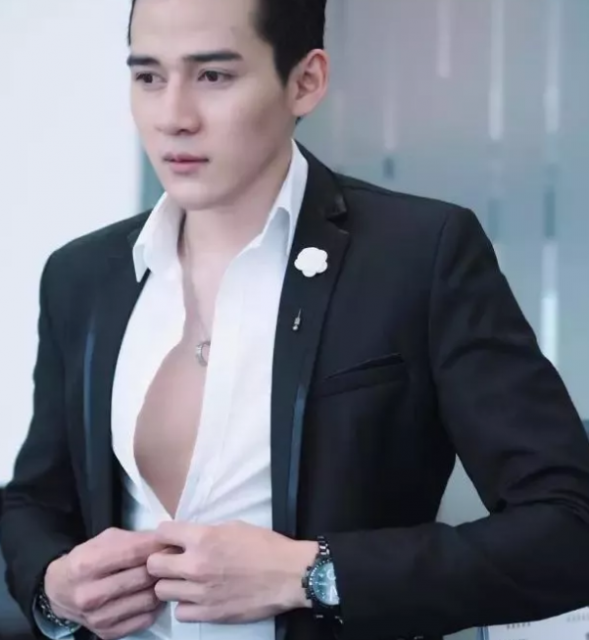 正装制服不禁欲 天菜鲜肉粉嫩蜜胸更诱人 - 51虹马