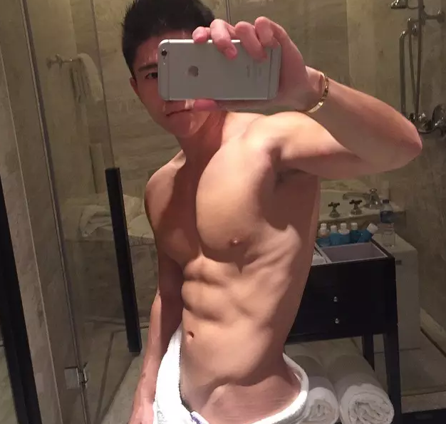 堪称国民校草的他，凭借无可挑剔的脸开始卖肉？ - 51虹马