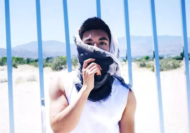 看点∣大胸长腿筋肉男下海晒好肉，这个前凸后翘的泳裤帅哥有亮点哦！ - 51虹马