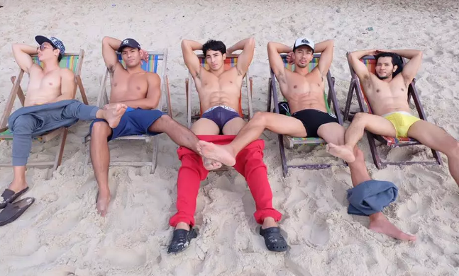 泰国餐厅招了一批猛男做服务员,穿着亮瞎双眼 - 51虹马 泰国餐厅招了一批猛男做服务员,穿着亮瞎双眼 - 51虹马