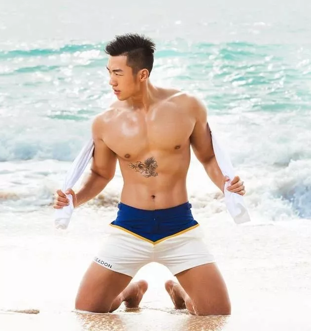 看点∣大胸筋肉帅哥海边脫衣拼性感好身材，荷尔蒙の味ル有点大~ - 51虹马