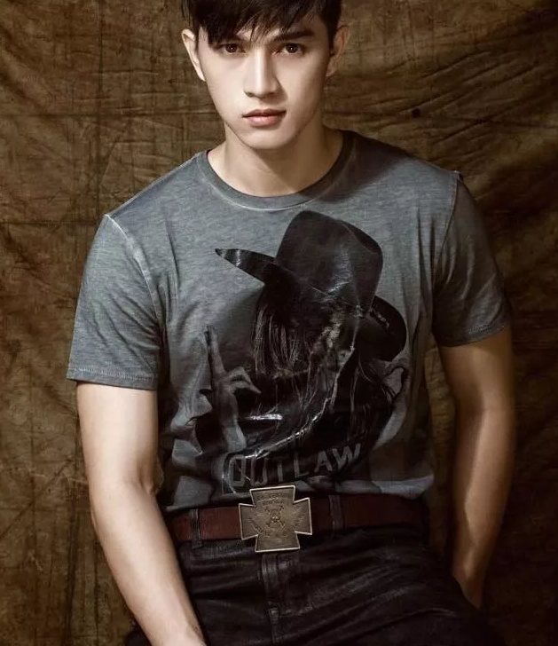 看点∣鲜肉男模肌肉身材照曾瘋传朋友圈，现在却化身乖巧的盯当喵！ - 51虹马