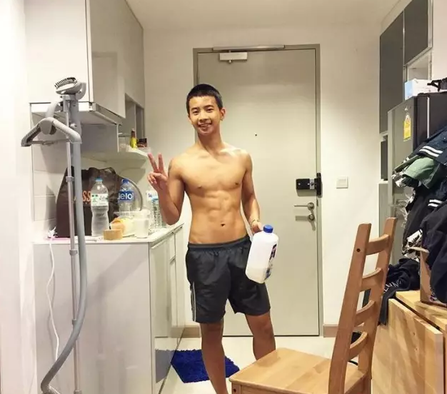 有个天天不穿衣服的体育生室友是种什么体验？ - 51虹马