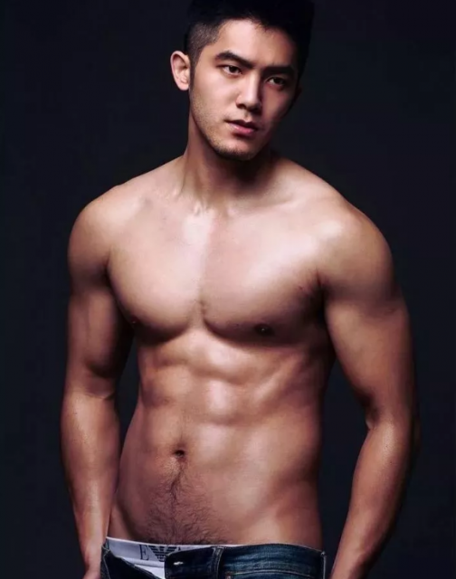 肌肉篮球帅哥当男模竟被男人抹油！ - 51虹马