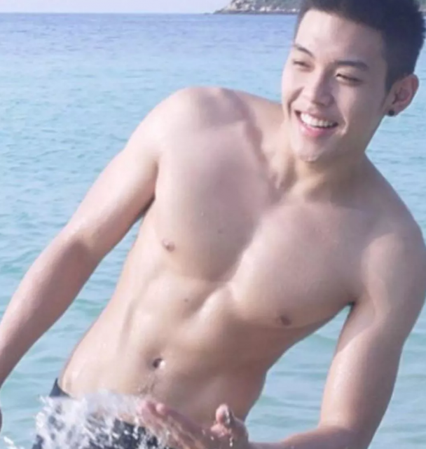 看似威风的足球运动小哥，私下却被哥们欺负 - 51虹马