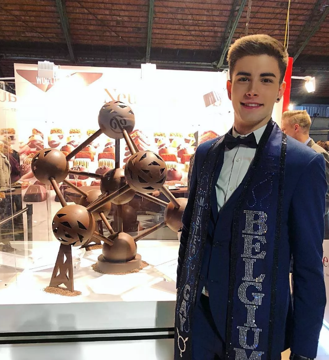 全球同志先生19岁人气选手，扒到了他饱满床照 - 51虹马