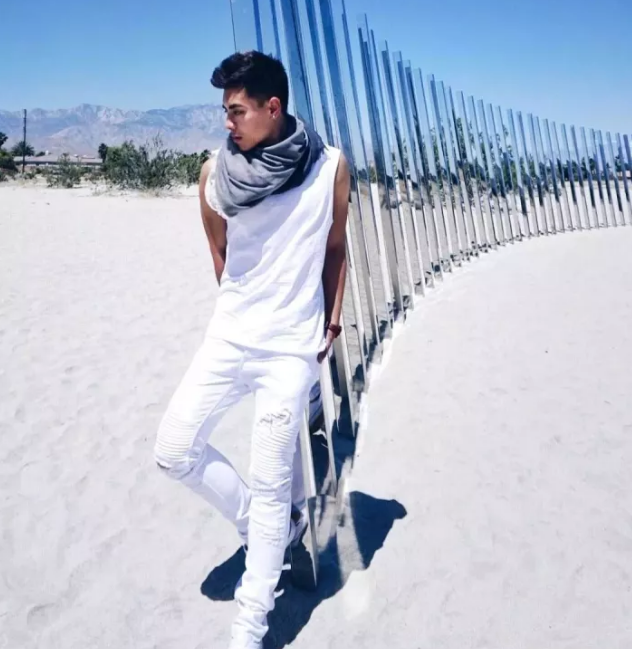 看点∣大胸长腿筋肉男下海晒好肉，这个前凸后翘的泳裤帅哥有亮点哦！ - 51虹马