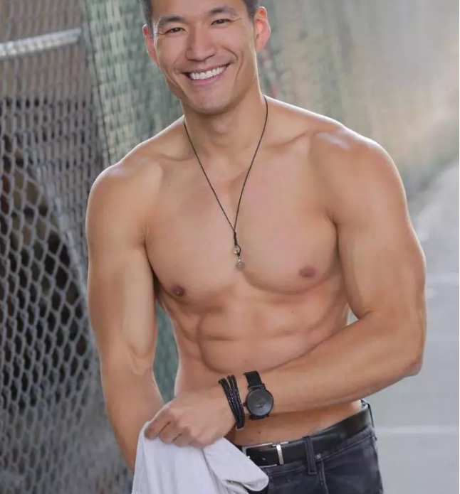 亚洲男人不够强壮？健身教练拍片力证 - 51虹马