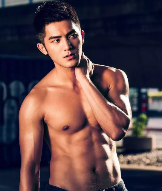 肌肉篮球帅哥当男模竟被男人抹油！ - 51虹马