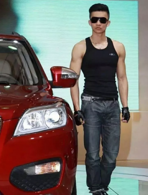 退伍兵哥去当车模,牛仔裤大包引关注! - 51虹马 退伍兵哥去当车模,牛仔裤大包引关注! - 51虹马