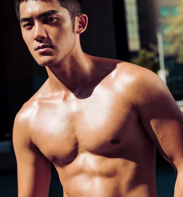 肌肉篮球帅哥当男模竟被男人抹油！ - 51虹马