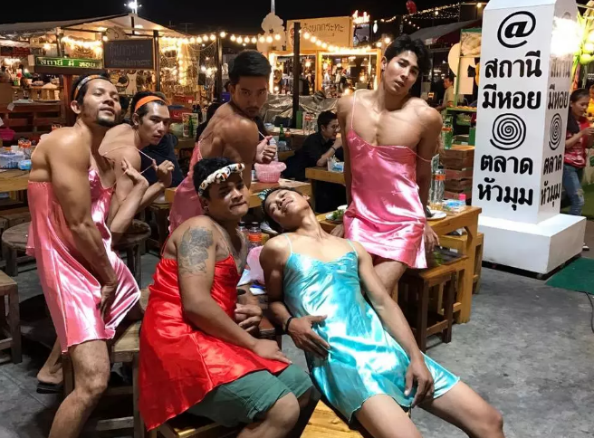 泰国餐厅招了一批猛男做服务员，穿着亮瞎双眼 - 51虹马