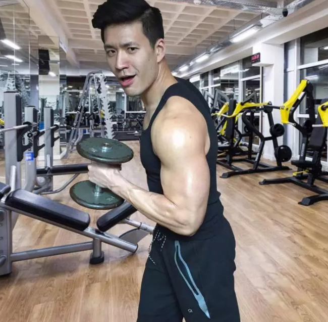 亚洲男人不够强壮？健身教练拍片力证 - 51虹马
