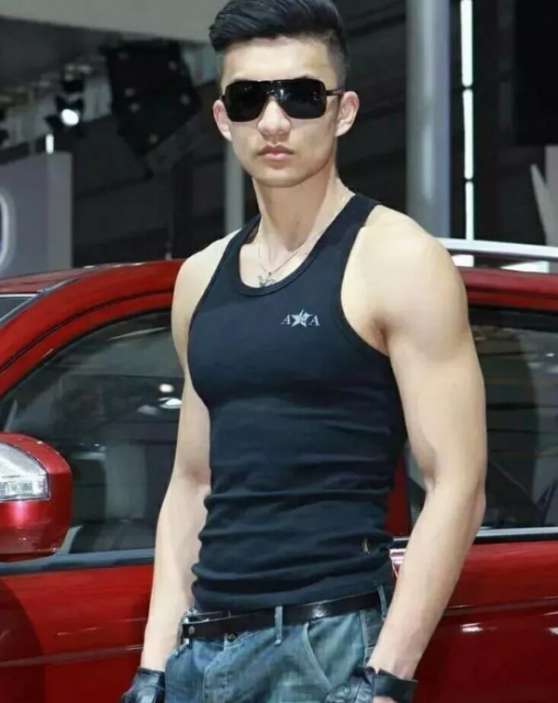 退伍兵哥去当车模,牛仔裤大包引关注! - 51虹马 退伍兵哥去当车模,牛仔裤大包引关注! - 51虹马