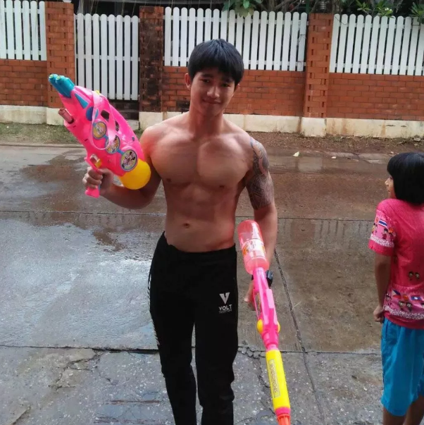 村口赤膊干活的野蛮弟弟 - 51虹马