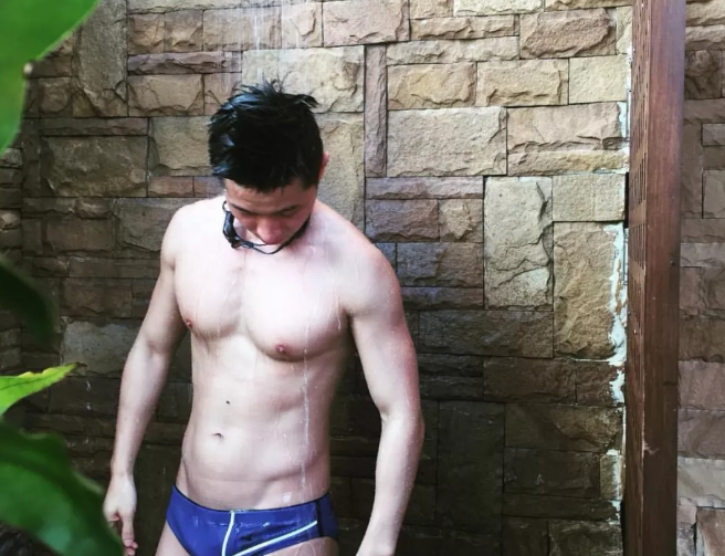 捕获一枚赤身打网球的肌肉男！看得好热 - 51虹马