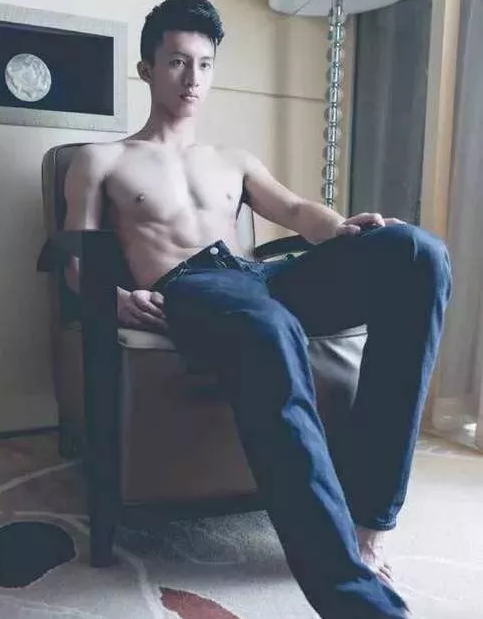 广州​体院网红私教，早期L裸照被扒出 - 51虹马