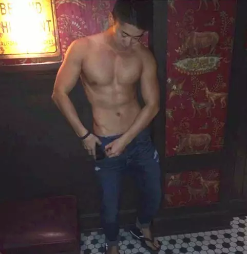 堪称国民校草的他，凭借无可挑剔的脸开始卖肉？ - 51虹马