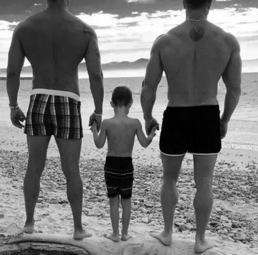 同志养出的孩子就会成为同性恋?同志养孩子有多难? - 51虹马 同志养出的孩子就会成为同性恋?同志养孩子有多难? - 51虹马