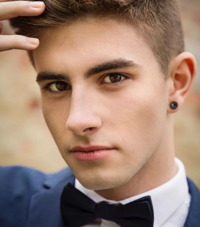 全球同志先生19岁人气选手，扒到了他饱满床照 - 51虹马