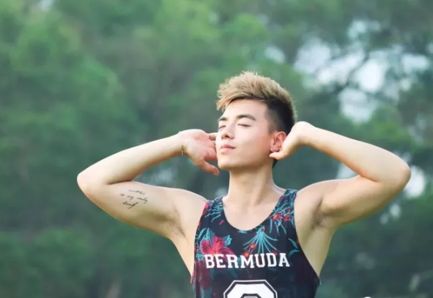 看点∣大胸长腿筋肉男下海晒好肉，这个前凸后翘的泳裤帅哥有亮点哦！ - 51虹马