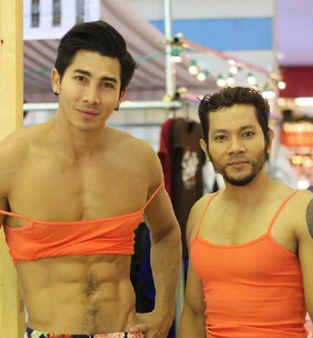 泰国餐厅招了一批猛男做服务员，穿着亮瞎双眼 - 51虹马