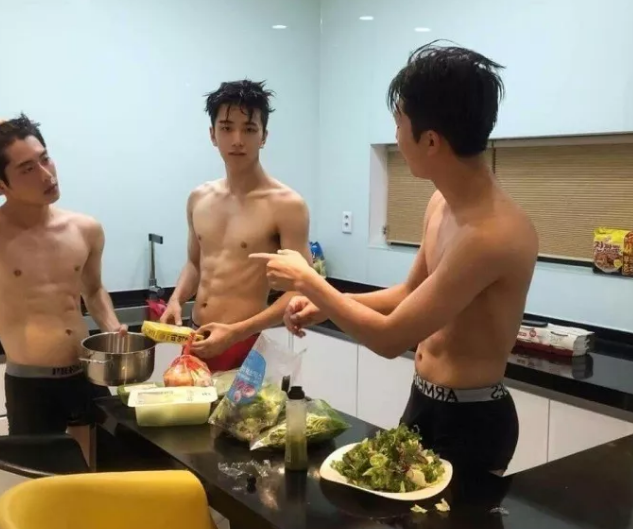 台湾宜家再现男同情侣广告 网友：帅度最高的吵架 - 51虹马