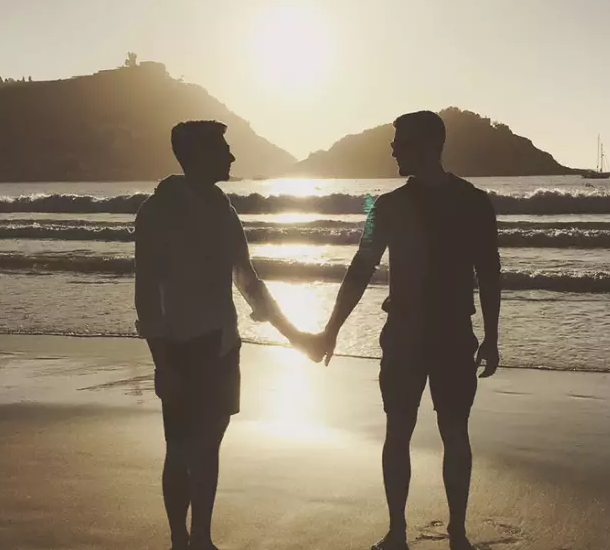 花样滑冰运动帅哥求婚帅男友成功了，好幸福！ - 51虹马