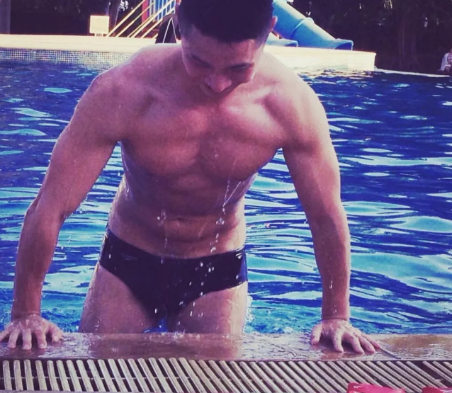 捕获一枚赤身打网球的肌肉男！看得好热 - 51虹马