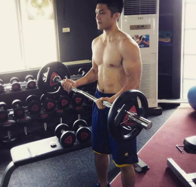 肌肉篮球帅哥当男模竟被男人抹油！ - 51虹马