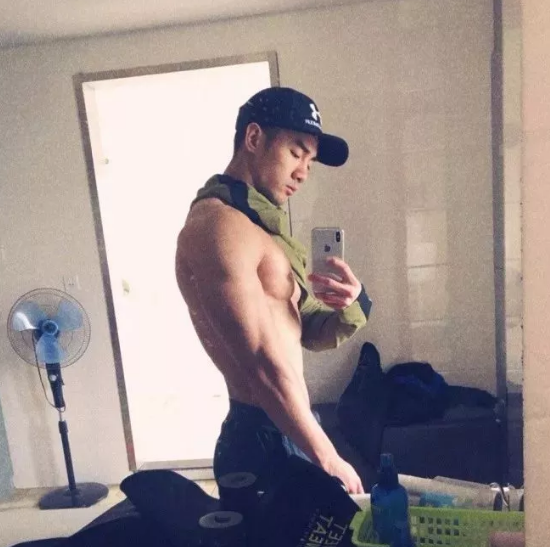 天菜级健身教练脱了，竟然只为了拍内裤广告？ - 51虹马