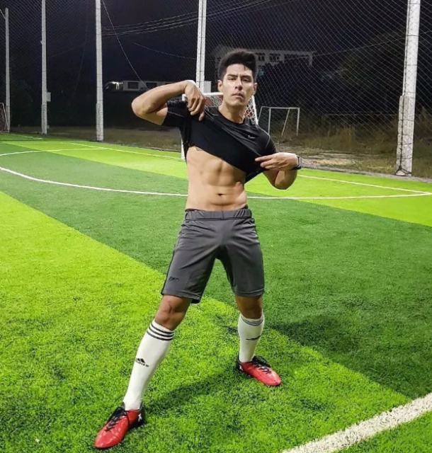 看似威风的足球运动小哥，私下却被哥们欺负 - 51虹马