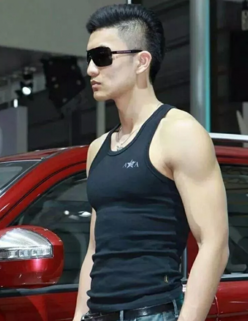 退伍兵哥去当车模,牛仔裤大包引关注! - 51虹马 退伍兵哥去当车模,牛仔裤大包引关注! - 51虹马