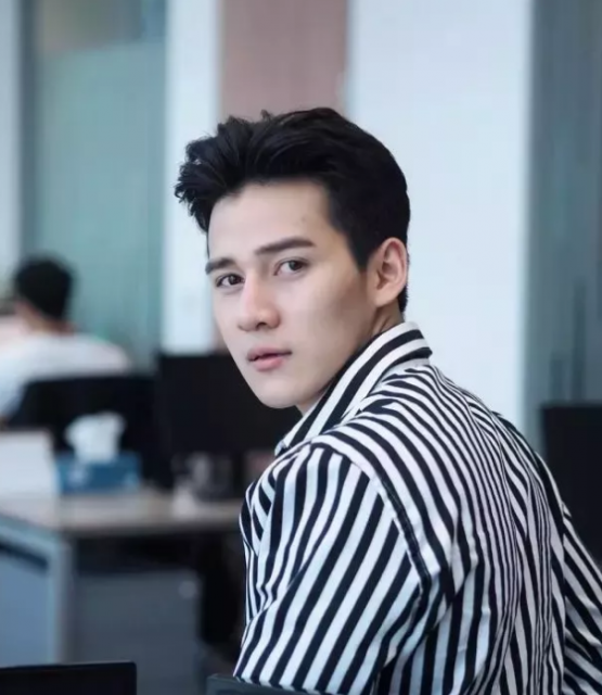 正装制服不禁欲 天菜鲜肉粉嫩蜜胸更诱人 - 51虹马