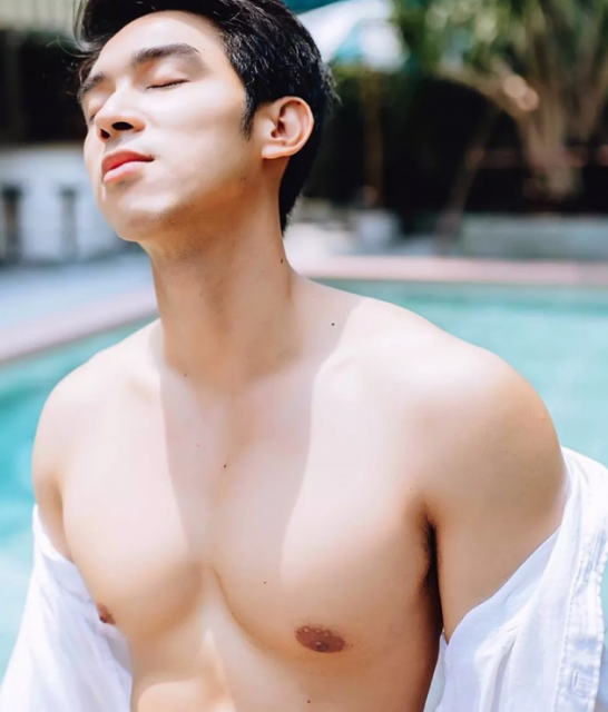 看点∣网红小鲜肉男模姿势太撩人，满屏好肉太惹火！ - 51虹马