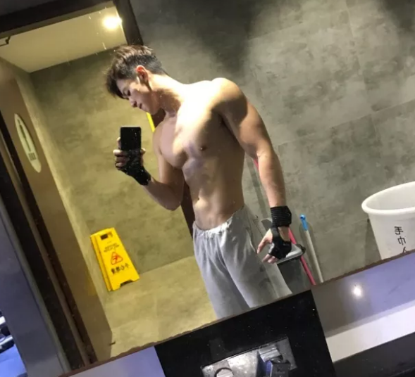 公狗腰男真空健身，只适合成年读者观看 - 51虹马