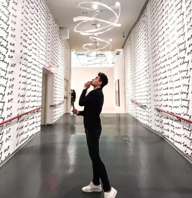 看点∣大胸长腿筋肉男下海晒好肉，这个前凸后翘的泳裤帅哥有亮点哦！ - 51虹马