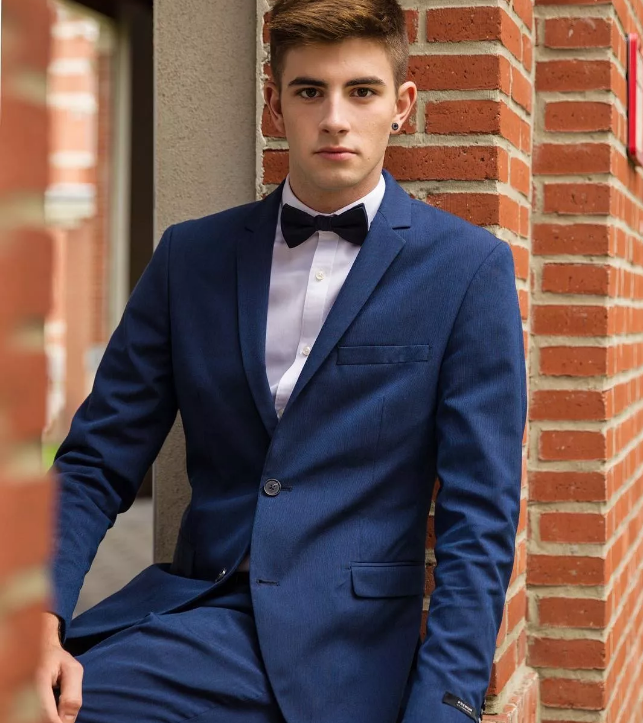 全球同志先生19岁人气选手，扒到了他饱满床照 - 51虹马