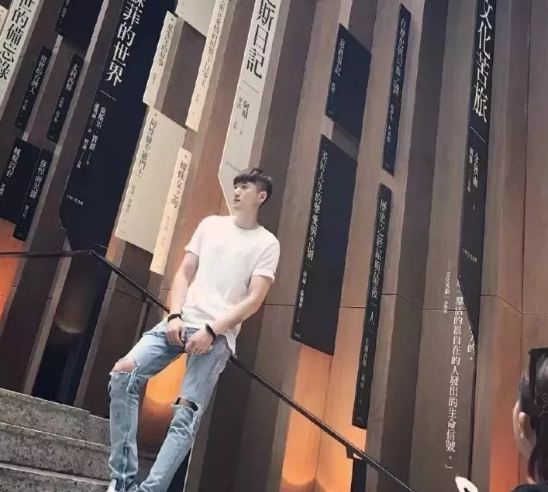 正装体育生蜜汁凸起 189的大长腿扒衣秀肉 - 51虹马